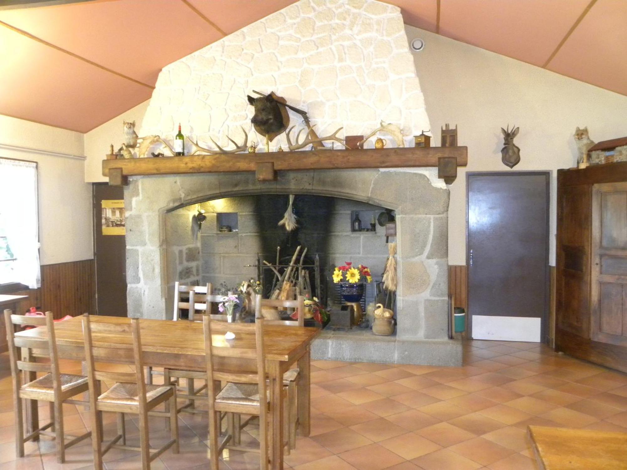 Auberge Les Volpilieres Ruynes-en-Margeride ภายนอก รูปภาพ